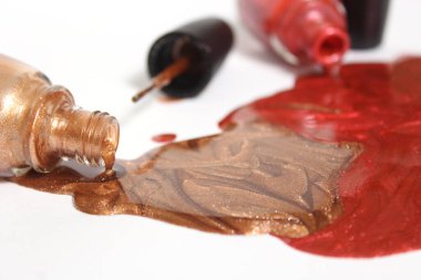 Beyaz Arkaplanda Altın ve Bakır Metalik Tırnak cilası 