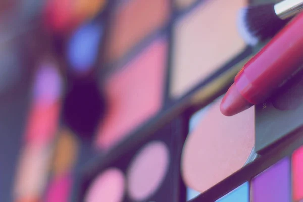 Bunte Kosmetische Pigmentpaletten Und Verschiedene Kosmetika — Stockfoto