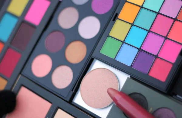 Kleurrijke Cosmetische Pigmentpaletten Diverse Cosmetica — Stockfoto