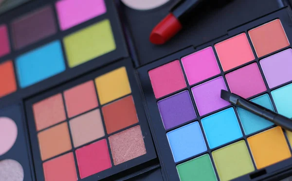 Bunte Kosmetische Pigmentpaletten Und Verschiedene Kosmetika — Stockfoto