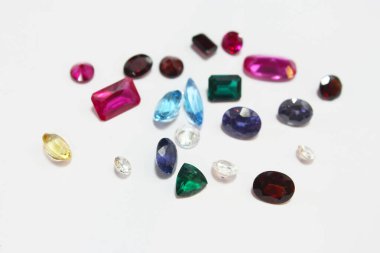 Beyaz arkaplanda Mücevher için Karışık Gemstone