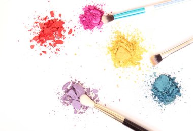 Beyaz Arkaplanda Fırçalı Kırık Kozmetik Pigmentleri