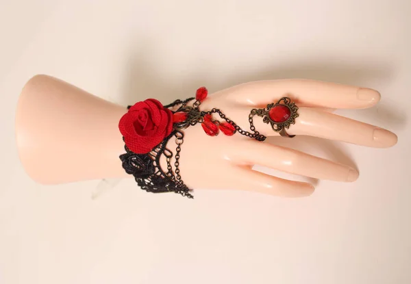 Bijoux Sur Mannequin Main Style Vintage Bracelet Rose Avec Bague — Photo