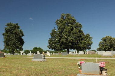 Bullard Teksas 'ta bulunan şehir mezarlığındaki mezar taşları