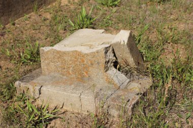 Kırsal Doğu TX Mezarlığında Kırık Mezar Taşı