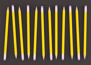 Siyah arkaplanda üç boyutlu sarı kalem oluşturma