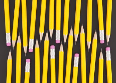 Siyah arkaplanda üç boyutlu sarı kalem oluşturma