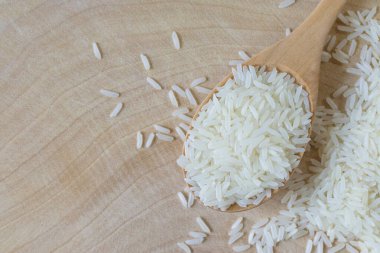 Tahta kaşıkta pirinç, yakın görüş.