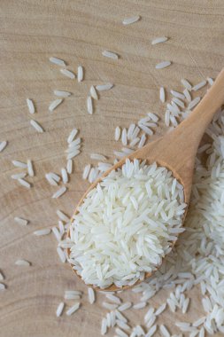 Tahta kaşıkta pirinç, yakın görüş.