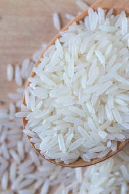 Tahta kaşıkta pirinç, yakın görüş.