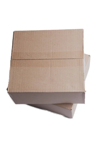 白い背景に2つの積み重ねた閉じた茶色の段ボール箱の密閉ショット — ストック写真