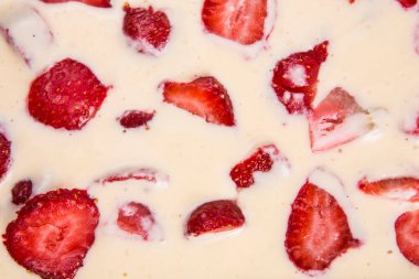 Sarı turuncu vanilyalı peynirli krem peynirin yüzeyindeki çilek resimlerini doldurdum.