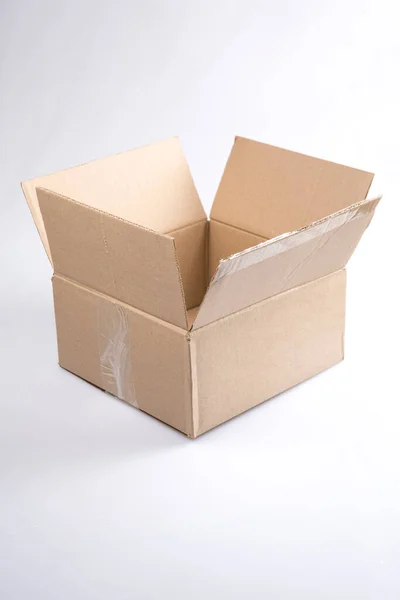 Izolované Zblízka Záběr Jednoho Otevřeného Prázdné Hnědé Prázdné Lepenkové Krabice — Stock fotografie