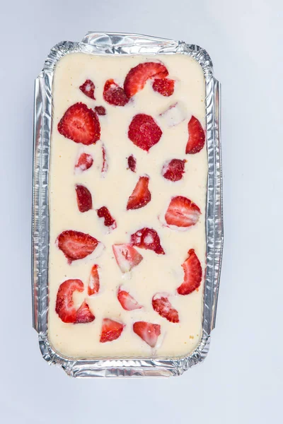 俄罗斯萨帕坎卡草莓布丁屋冰淇淋蛋糕在白色背景的铝箔烤盘中的特写镜头 — 图库照片