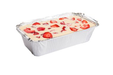 Rus zapekanka çilekli puding kulübesinin izole edilmiş köşesi beyaz bir arka planda folyo fırın tepsisi içinde dondurmalı kek.