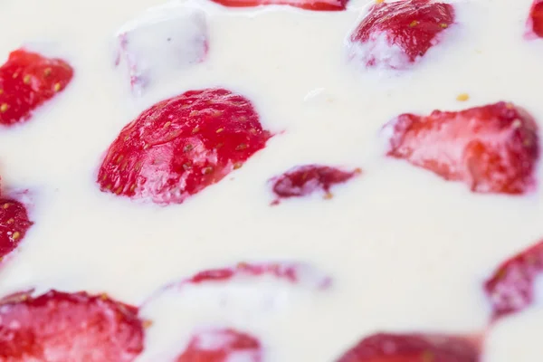 Cadre Rempli Fond Écran Plan Fraises Sur Surface Lait Blanc — Photo