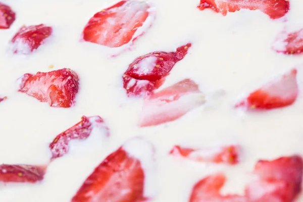在乳白色香草芝士蛋糕乳液的表面涂满草莓的背景墙纸照片 — 图库照片