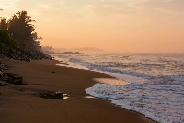 Piękne Zdjęcie Widokówki Plaży Pitiwella Sri Lanka Wschodzie Słońca Pomarańczowym — Zdjęcie stockowe