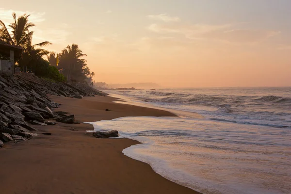 Piękne Zdjęcie Widokówki Plaży Pitiwella Sri Lanka Wschodzie Słońca Pomarańczowym — Zdjęcie stockowe