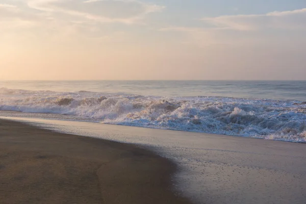 オレンジ色の砂で日の出のインド洋の美しい海の風景 大きな白い泡の波と水平線上の青いオレンジ色の空を持つ低潮 スリランカのPitiwellaビーチ — ストック写真