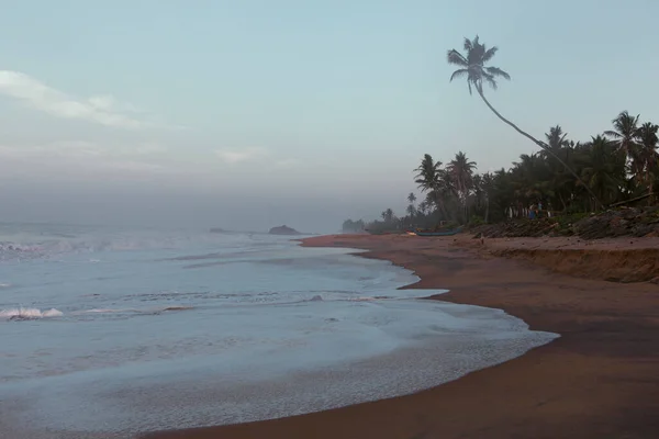 Чудовий Краєвид Пляжі Пітівелла Світанку Оранжевим Піском Зеленими Пальмами Скелями — стокове фото