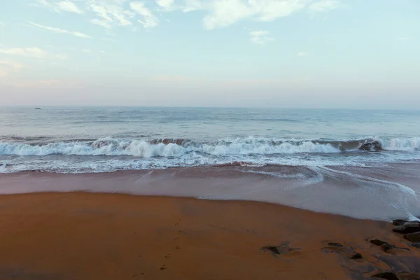 Naturalne Odbitkowe Ujęcie Fali Miażdżącej Gładkiej Żółtej Powierzchni Plaży Piaskowej — Zdjęcie stockowe