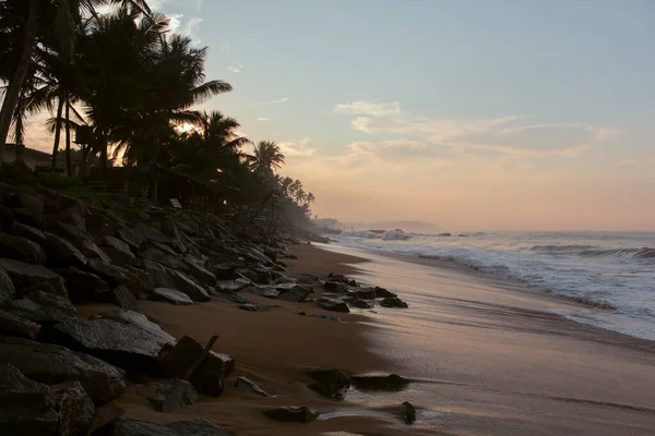 주황색 야자수 파도가 인도양 지평선에 일출시에 아름다운 — 스톡 사진