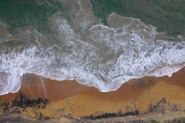 Drohnenaufnahmen Von Der Küste Mit Gelbem Sand Schwarzen Felsen Großen — Stockfoto