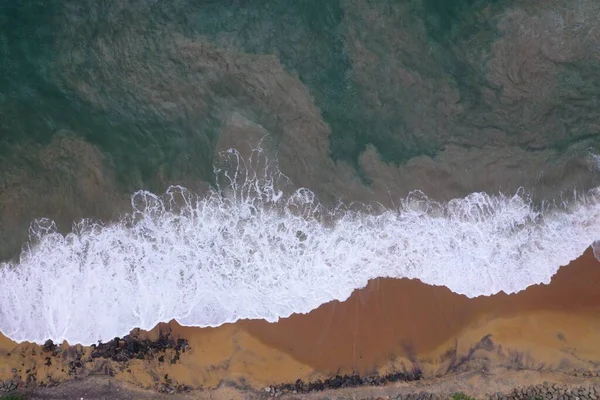 Vista Aérea Del Dron Plano Orilla Del Mar Con Arena — Foto de Stock