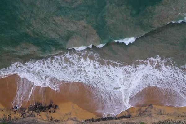 Sarı Kum Siyah Kayalar Büyük Beyaz Dalgalar Köpüklerin Sahile Çarptığı — Stok fotoğraf