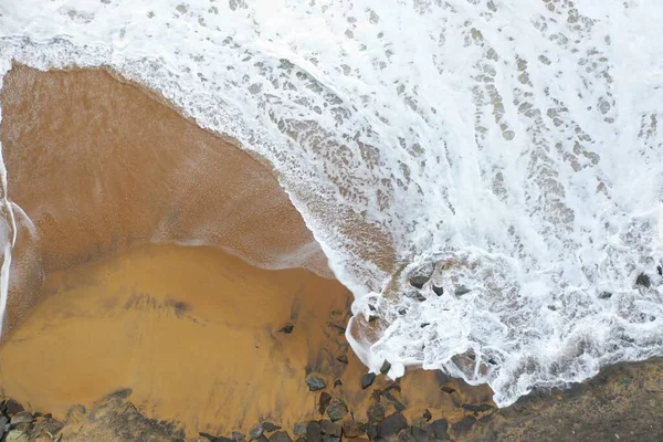 Drone Aéreo Vista Pássaro Tiro Costa Mar Com Areia Amarela — Fotografia de Stock