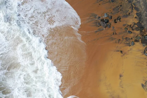 Drone Aéreo Vista Pássaro Tiro Costa Mar Com Areia Amarela — Fotografia de Stock