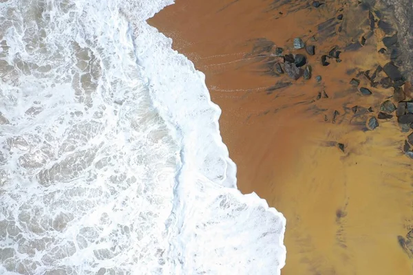 Drone Aéreo Vista Pássaro Tiro Costa Mar Com Areia Amarela — Fotografia de Stock