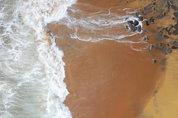 Drone Aéreo Vista Pássaro Tiro Costa Mar Com Areia Amarela — Fotografia de Stock