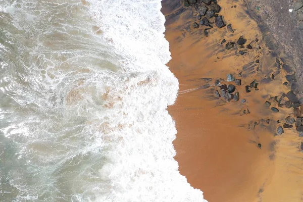 Drohnenaufnahmen Von Der Küste Mit Gelbem Sand Schwarzen Felsen Großen — Stockfoto