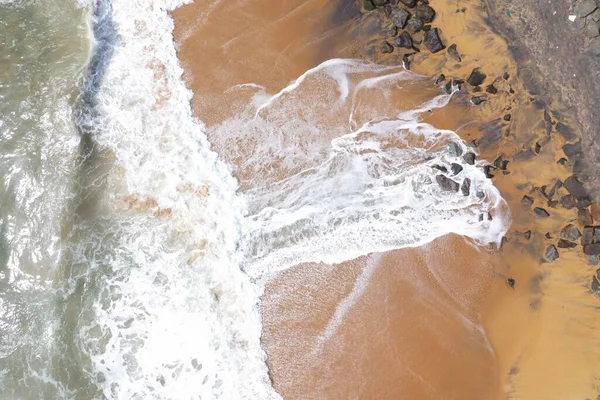 Drone Aéreo Vista Pássaro Tiro Costa Mar Com Areia Amarela — Fotografia de Stock