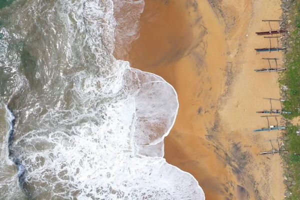 Воздушный Беспилотник Видом Берег Моря Бирюзовой Водой Пустой Желтый Песчаный — стоковое фото