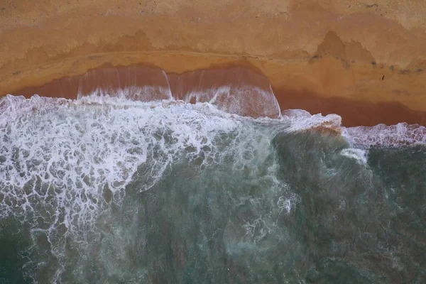 Εναέρια Drone Bird View Shot Της Ακτής Της Θάλασσας Γαλαζοπράσινα — Φωτογραφία Αρχείου