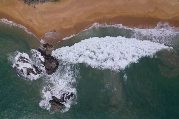 Vista Aérea Del Dron Plano Orilla Del Mar Con Agua —  Fotos de Stock