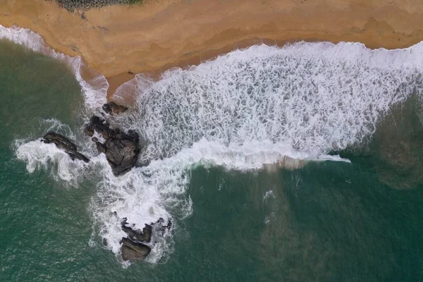 Εναέρια Drone Bird View Shot Της Ακτής Της Θάλασσας Γαλαζοπράσινα — Φωτογραφία Αρχείου