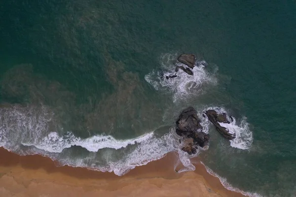 무인기새는 청록색 커다란 파도와 모래가 바위들이 아름다운 모양을 형성하고 스리랑카 — 스톡 사진