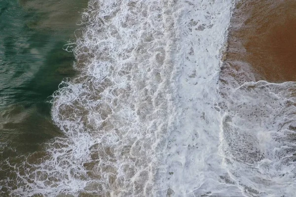 Воздушный Беспилотник Видом Берег Моря Бирюзовой Голубой Водой Большими Белыми — стоковое фото