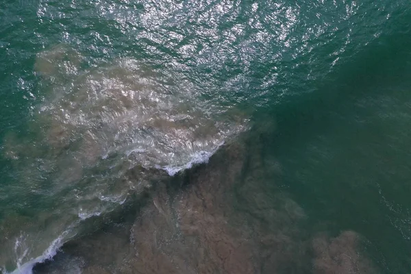 ターコイズブルーの水 大きな白い波 泡と美しいテクスチャ パターン 形状を形成する水中砂と海の表面の空中ドローンの鳥のビューショット スリランカ — ストック写真