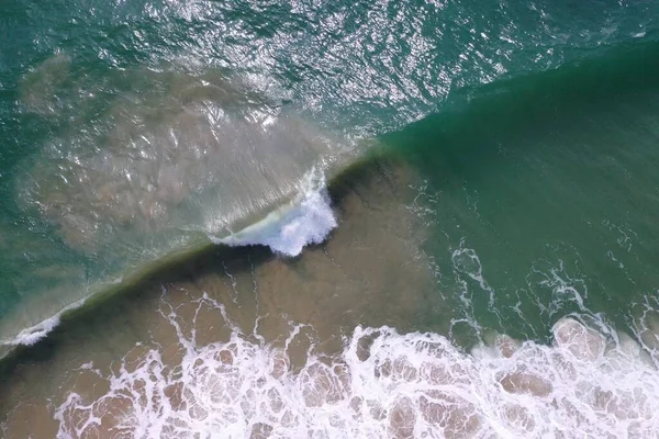 Εναέρια Drone Προβολή Πουλιών Πλάνο Της Επιφάνειας Της Θάλασσας Γαλαζοπράσινα — Φωτογραφία Αρχείου