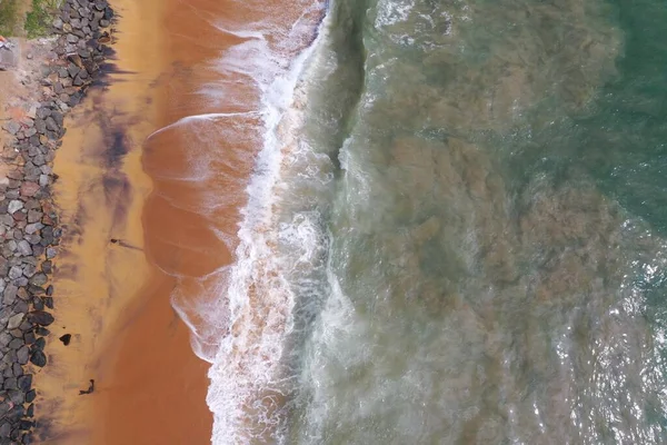 Птах Повітряного Безпілотного Птаха Дивиться Морське Узбережжя Бірюзовою Блакитною Водою — стокове фото