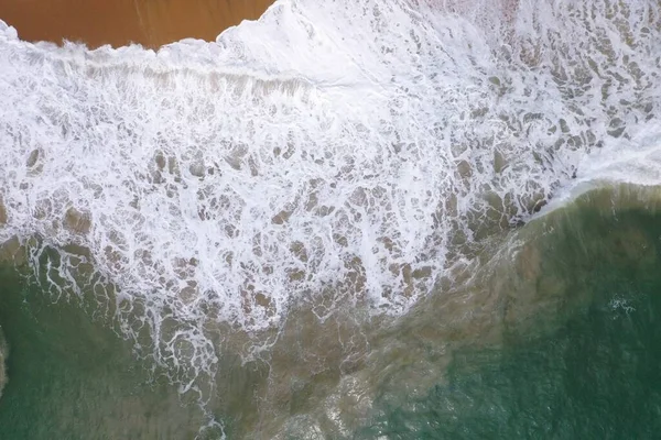 Luftaufnahme Der Meeresoberfläche Mit Türkisblauem Wasser Großen Weißen Wellen Schaumstoff — Stockfoto