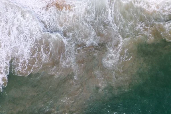 Luftaufnahme Der Meeresoberfläche Mit Türkisblauem Wasser Großen Weißen Wellen Schaumstoff — Stockfoto