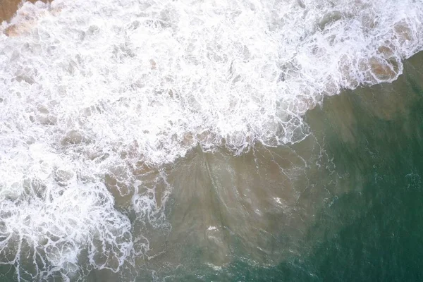 ターコイズブルーの水 大きな白い波 泡と美しいテクスチャ パターン 形状を形成する水中砂と海の表面の空中ドローンの鳥のビューショット スリランカ — ストック写真