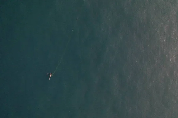 Drone Aérea Vista Pássaro Tiro Barco Pesca Solitário Colocando Redes — Fotografia de Stock