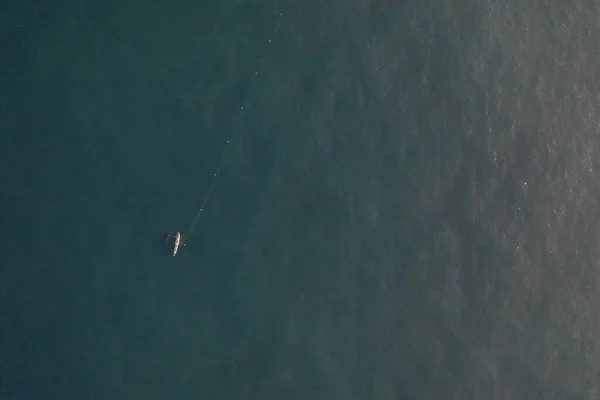 Drone Aérea Vista Pássaro Tiro Barco Pesca Solitário Colocando Redes — Fotografia de Stock